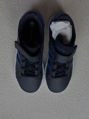 Adidas kids sneaker NWT size 1